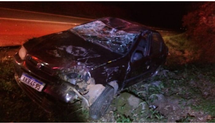 Guaraniaçu - Carro capota na BR 277 entre Flor da Serra e Mato Queimado